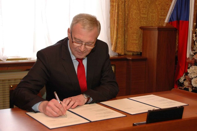 Vlastimil Picek při podpisu dohody