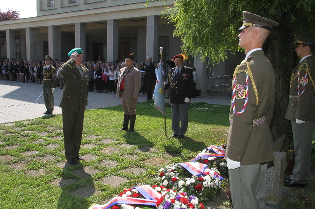 Uctění památky padlých a umučených v letech 1939-1945 v pražských Strašnicích 2