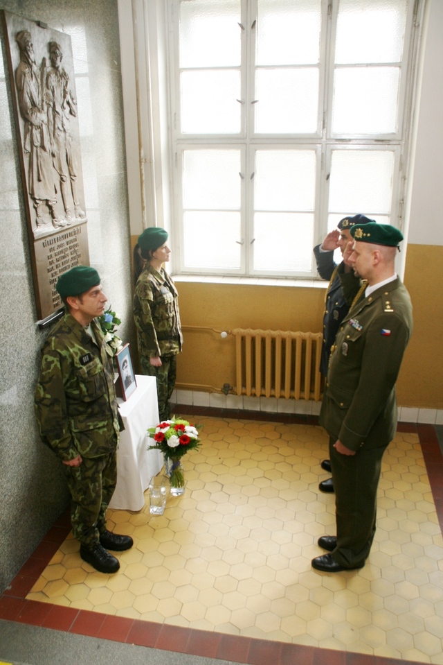  Podplukovníci Jan Círk a Jan Marša vzdávají čest památce generála Churavého