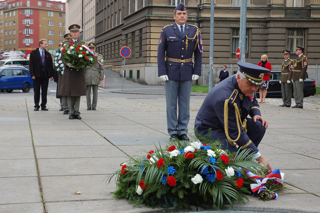 Z pietního aktu u památníku československých zahraničních vojáků 1