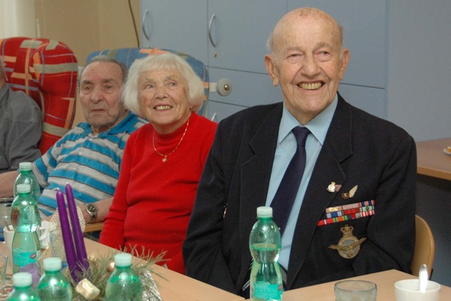 S ministrem se pozdravili plukovník Jaroslav Hofrichter i jeho paní