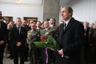  Ministr obrany ČR Martin Stropnický přináší květiny