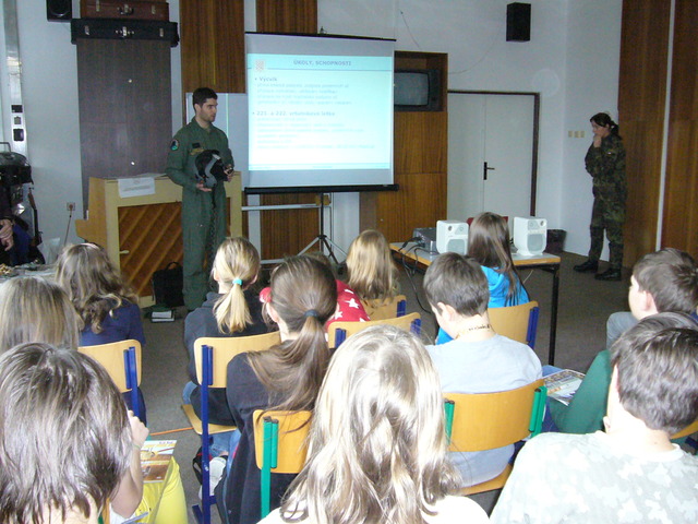 Zpestřením pro děti byl pilot 221. letky, který ukázal veškeré potřebné vybavení pro svou práci