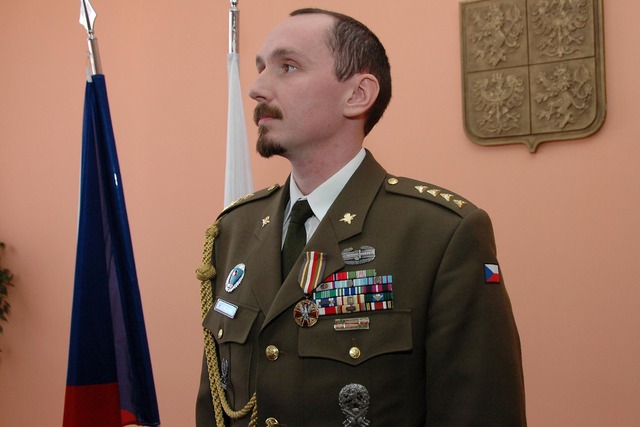 Bronzovou medaili převzal také kapitán Jiří Pazděra, velitel 2. strážní roty BAF