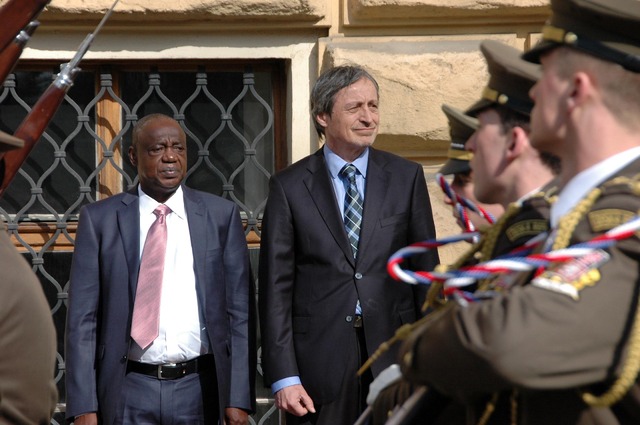 Martin Stropnický a Benjamin Kunbuor sledují slavnostní pochod