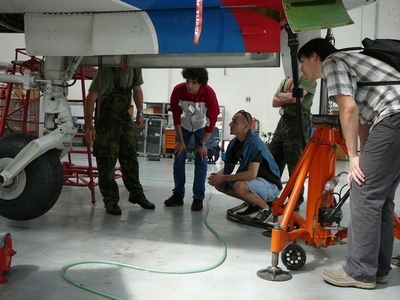 Budoucí letečtí inženýři navštívili kbelskou základnu