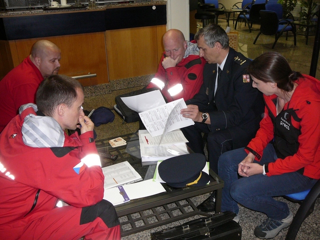 Organizační tým v odletové hale