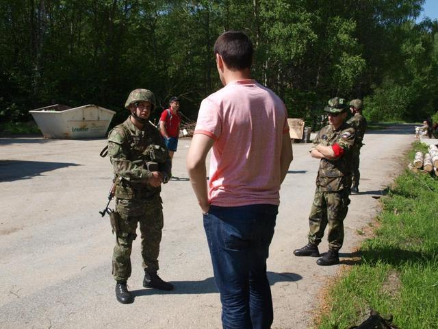  Slovenští vojáci při rozehře v rámci komunikace s místním obyvatelstvem