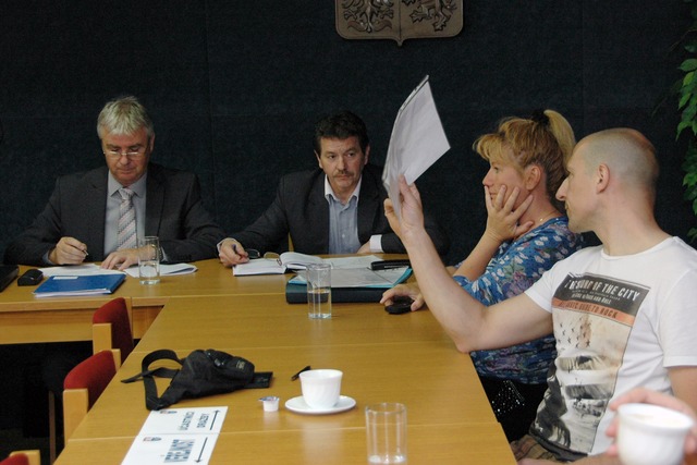 Zájemci, kteří složili dražební jistotu, mohli během dražby přihazovat po minimálně deseti tisíci korunách