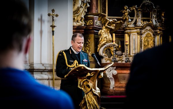 Bohoslužba slova pro vojenské kaplany NATO se konala ve vojenském kostele sv. Jana Nepomuka