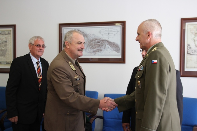 Plukovník Kovács zdraví přidělence obrany plukovníka Taliána