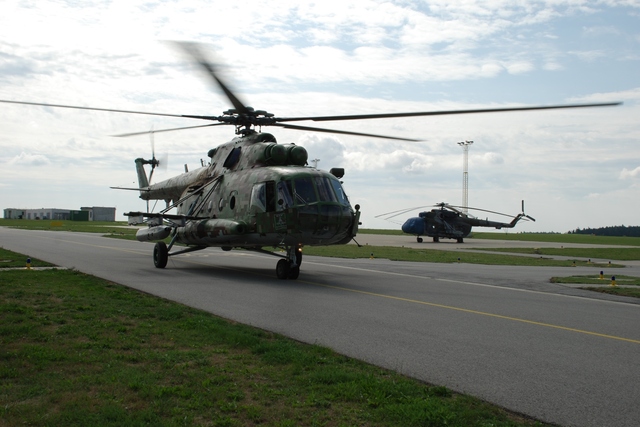 Slovenský vrtulník Mi-17 krátce po přistání
