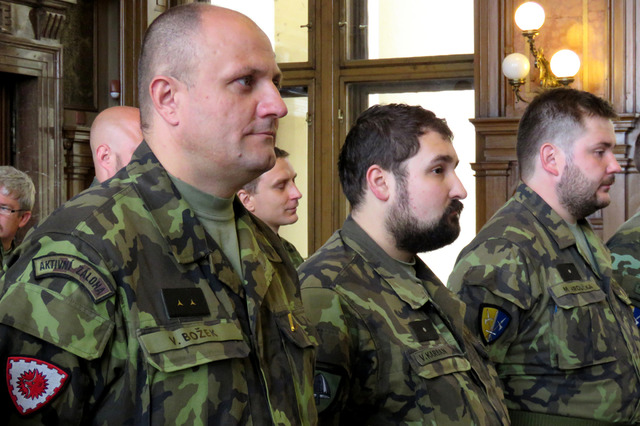 Mezi oceněnými byl také poručík v záloze Vlastimil Božek, příslušník 191. pěší roty plukovníka Jana Kubiše Krajského vojenského velitelství v Jihlavě