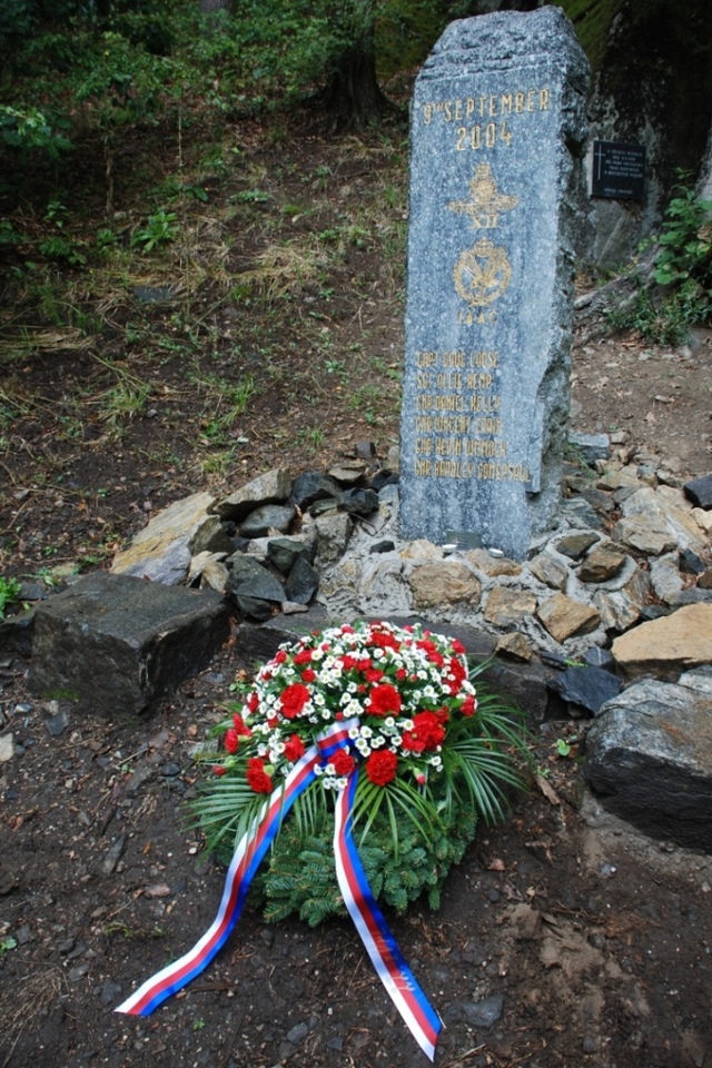 Památník s uvedením jmen příslušníků osádky britského vrtulníku Lynx