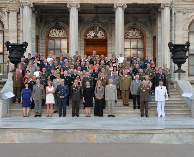 Společné foto účastníků výjezdního zasedání Vojenského výboru NATO v tureckém Istanbulu