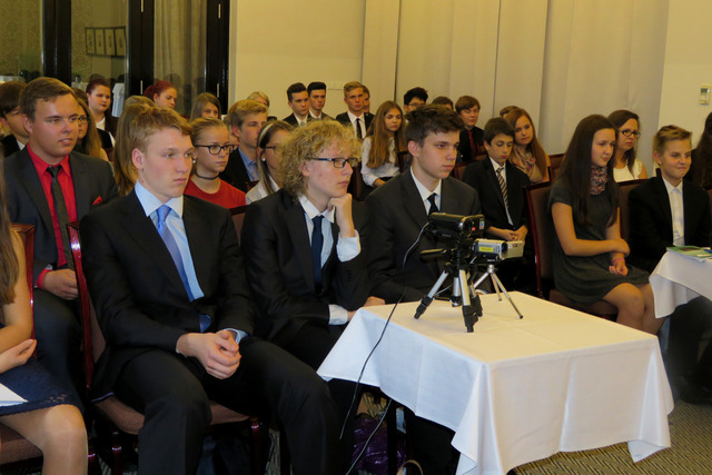 Studenti chebského gymnázia a střední živnostenské školy v Sokolově v rámci besedy