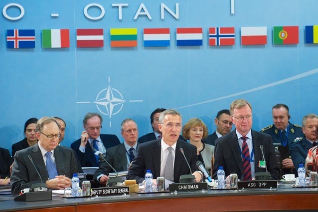 Generální tajemník NATO Jens Stoltenberg (uprostřed)