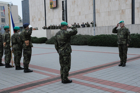 Zástupce velitele plukovník gšt Rudolf Honzák předává hlášení brigádnímu generálovi Jánu Kožiakovi
