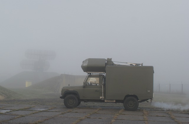 Mini-Radar Van v prostoru 7. radiotechnické roty, v pozadí radiolokátor P-37