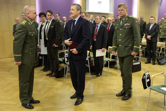 Ministra obrany a náčelníka Generálního štábu AČR na konferenci přivítal generálporučík Jiří Baloun, první zástupce náčelníka Generálního štábu