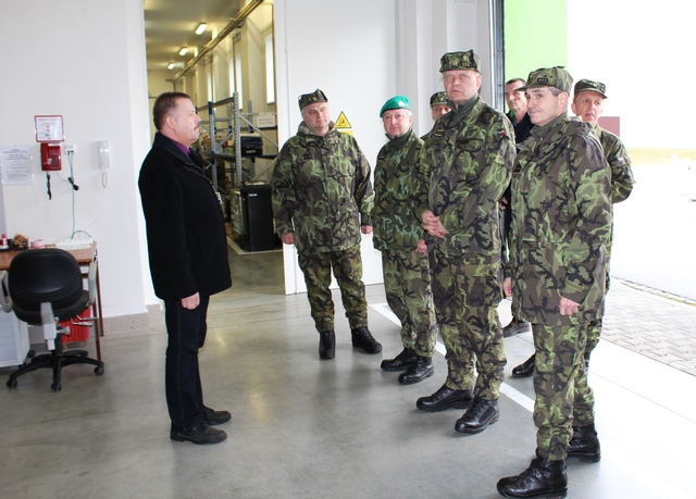 Náčelník Generálního štábu AČR (uprostřed) během prohlídky centra ve Štěpánově