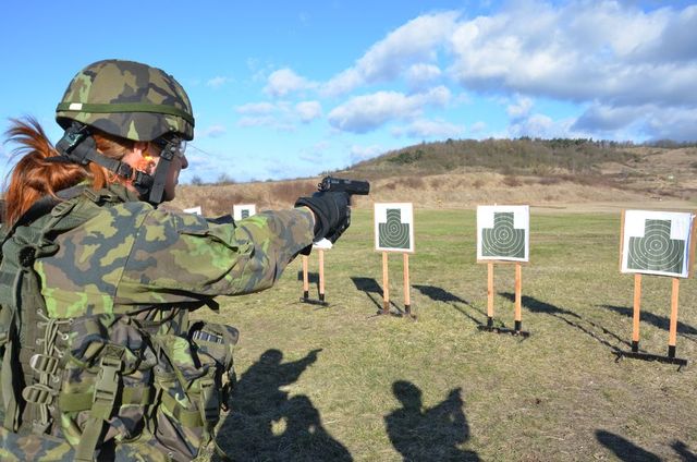 Praporčice Hana Halířová při střelbě z pistole Phantom