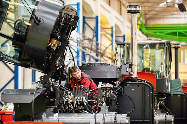 Montáž těžkotonážního vysokozdvižného vozíku Linde 1401