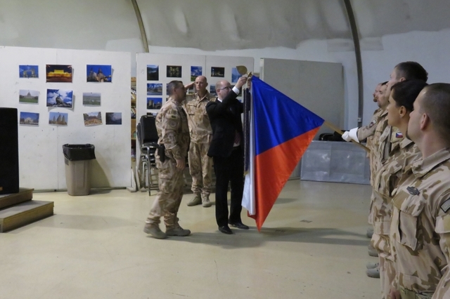  Dekorování praporu stuhou