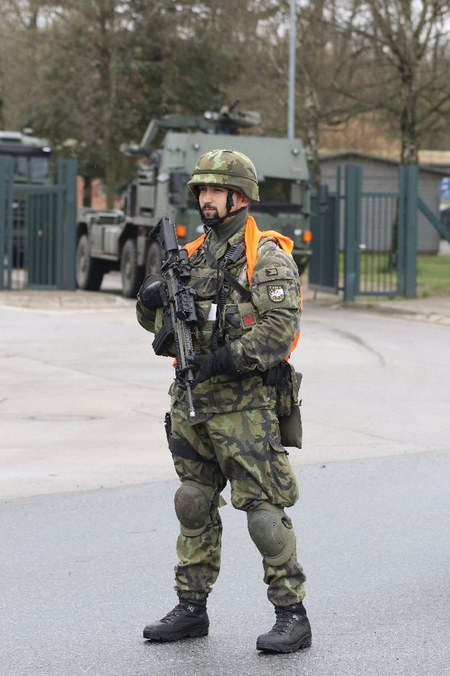  Čeští vojáci zajišťují výjezd kolony ze základny