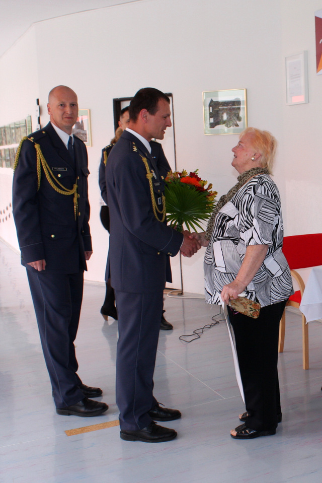 Neteř gen. Peřiny Irena Vlasáková přijímá poděkování od příslušníků čáslavské základny za spolupodepsání certifikátu,na základě kterého se Peřina stal patronem 212. taktické letky