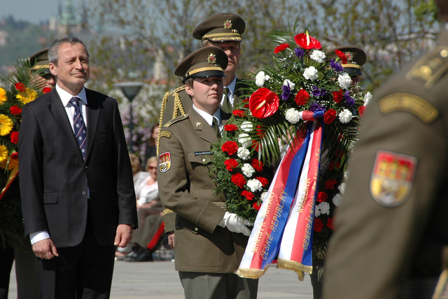 Společný věnec Ministerstva obrany a Armády ČR položili ministr obrany Martin Stropnický a náčelník Generálního štábu AČR armádní generál Josef Bečvář