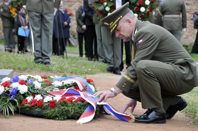 Věnec k památníku zde položil generálporučík Jiří Baloun