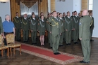 Náčelník Odborné školy VP podplukovník Daněk podává hlášení zástupci NVP plukovníku Chovančíkovi