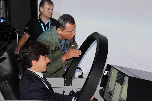 Velvyslanec Schapiro v kokpitu simulátoru 