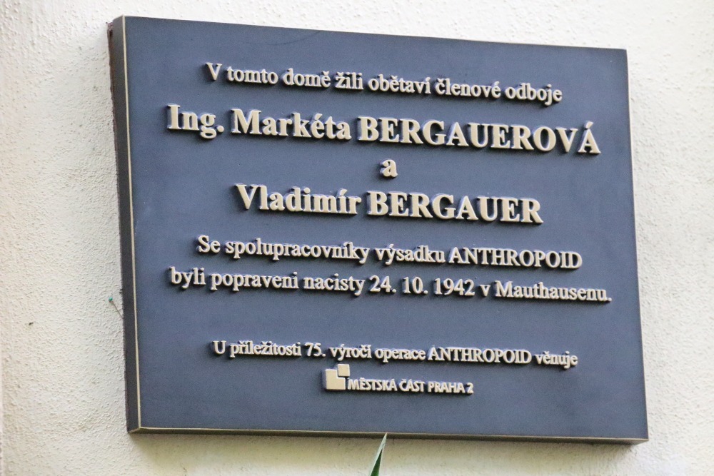 Pamětní deska na domě v Italské ulici číslo 7