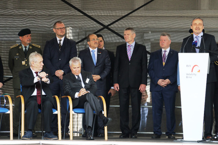 Prezident Zeman a ministr obrany Stropnický zahájili 14. ročník IDET