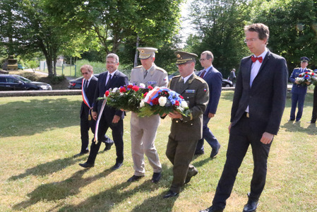 Položení kytic u památníku Václava Havla