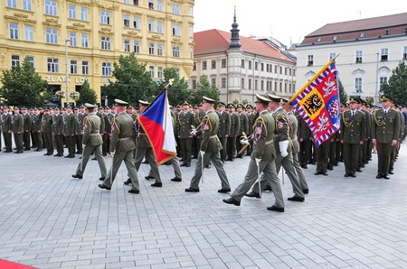 Přinesení státní vlajky a bojové zástavy