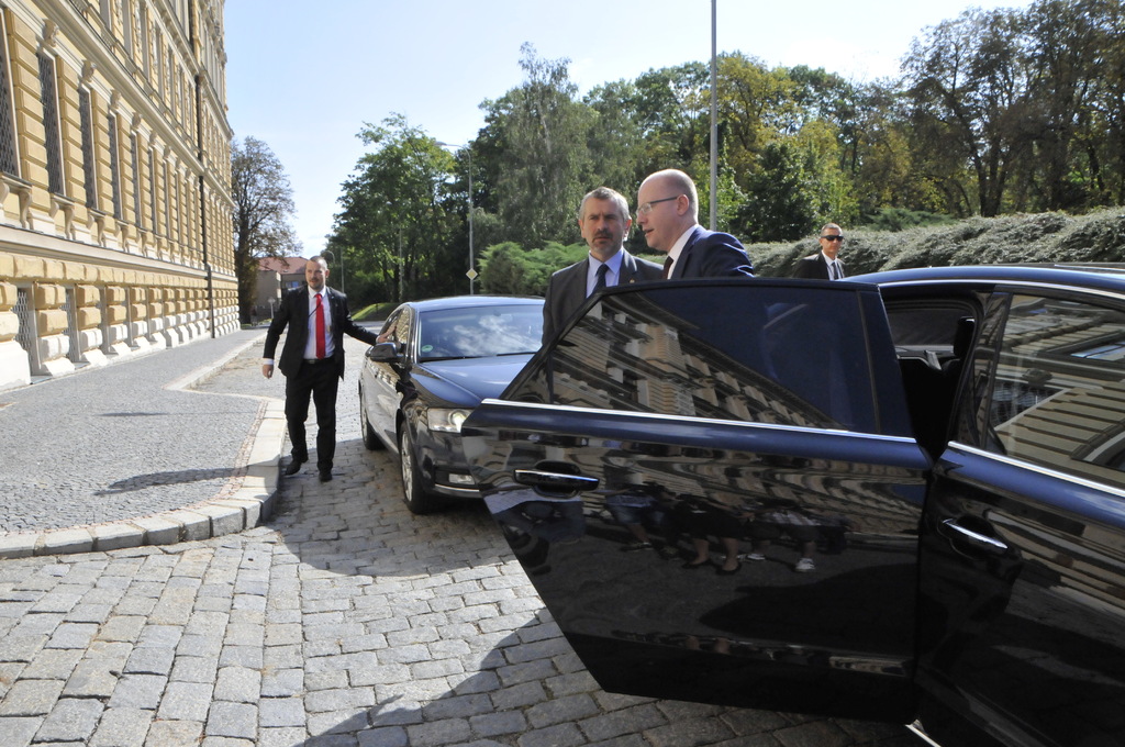 Premiér Sobotka vystupuje ze své limuzíny před hlavní budovou ministerstva obrany