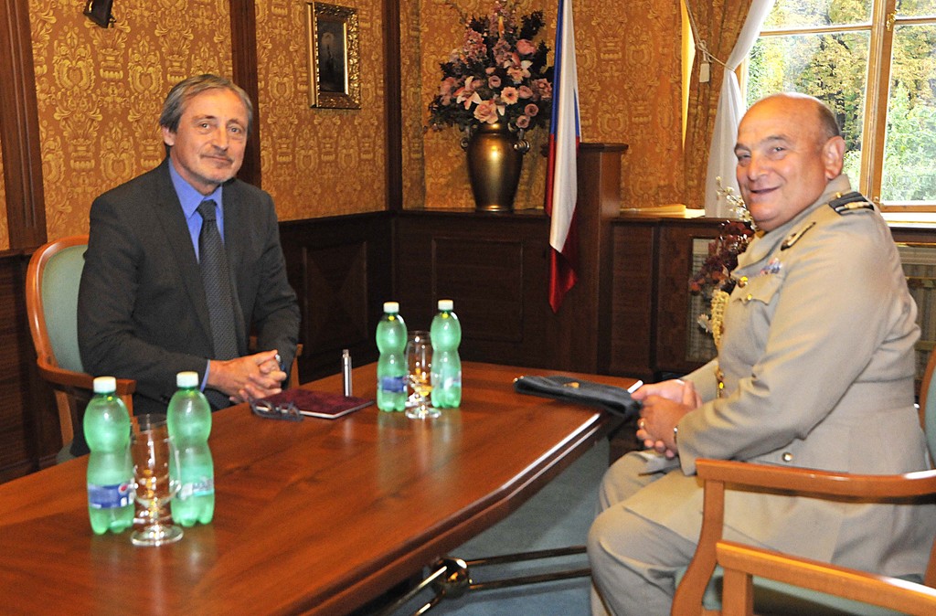 Z jednání ministra obrany a britského náčelníka generálního štábu, které se uskutečnilo ve Vojenském salonku Na Valech