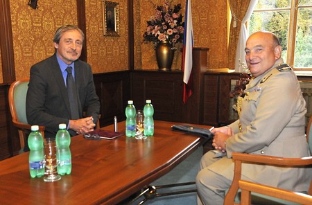 Z jednání ministra obrany a britského náčelníka generálního štábu, které se uskutečnilo ve Vojenském salonku Na Valech