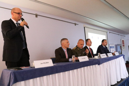 Konferenci moderoval ředitel odboru komunikace MO Jan Pejšek