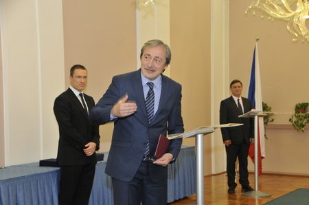 Ministr obrany Martin Stropnický vítá hosty