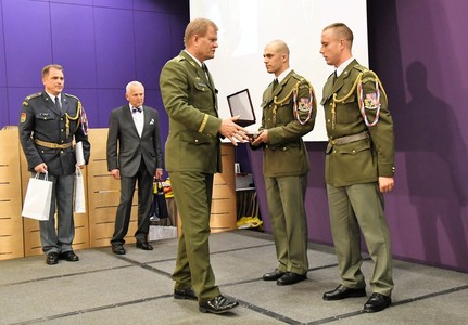 Cenu Českého klubu fair play a Plaketu za záchranu lidského života převzali svobodníci čestné stráže AČR Robin Student a Jan Háva