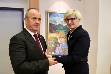 Ministr obrany Slovenské republiky Peter Gajdoš a česká ministryně obrany Karla Šlechtová