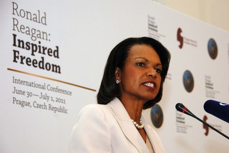 Na konferenci vystoupila také někdejší ministryně zahraničí USA Condoleezza Riceová