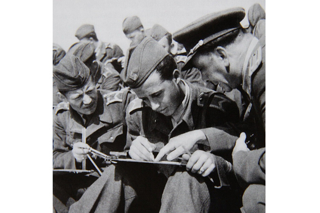 Major vyučující na Vojenské akademii v roce 1952. Bral 7 300 Kč, skoro o 2 000 Kčs více, než byl průměrný plat.