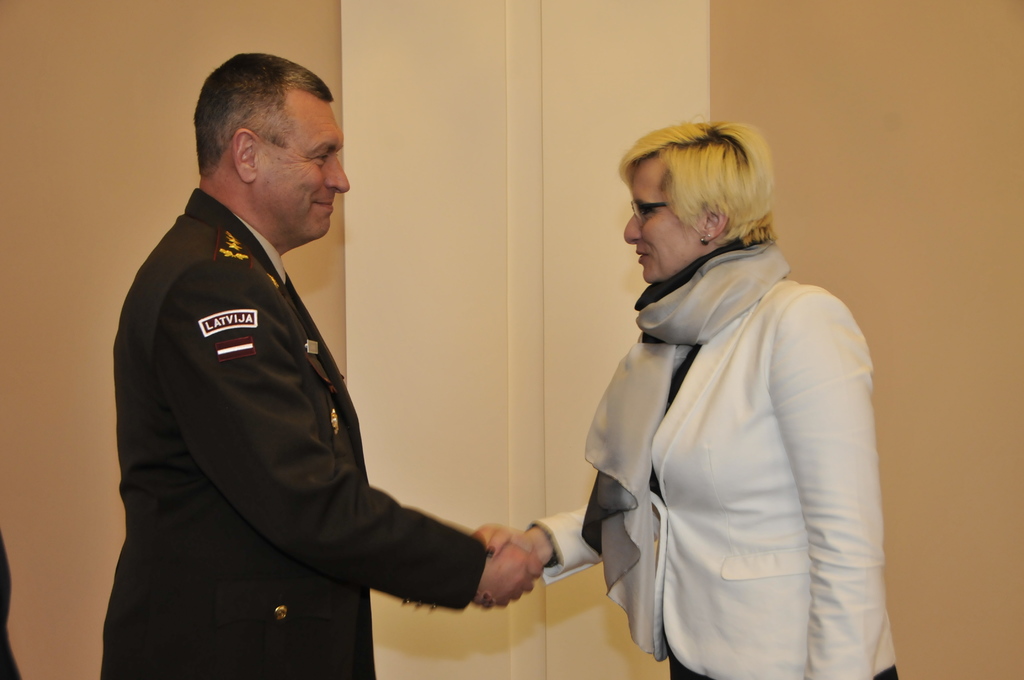 Ministryně obrany Karla Šlechtová vítá generálporučíka Leonīdse Kalniņše