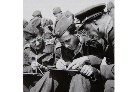 Major vyučující na Vojenské akademii v roce 1952. Bral 7 300 Kč, skoro o 2 000 Kčs více, než byl průměrný plat.