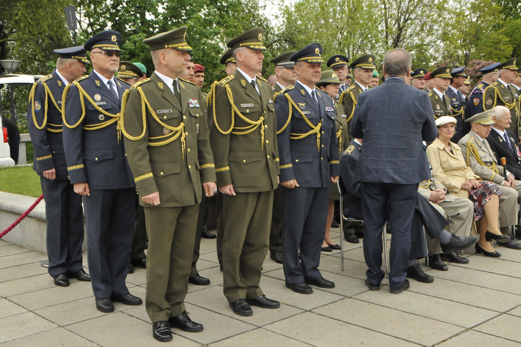Zástupci Generálního štábu AČR, v první řadě zleva první zástupce NGŠ generálporučík Jiří Baloun, zástupce NGŠ – inspektor AČR generálmajor Jaroslav Kocián a zástupce NGŠ – ředitel SOC MO generálmajor Jiří Verner